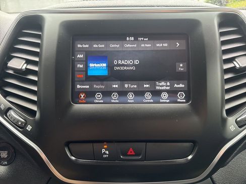 Used 2019 Jeep Cherokee Latitude Plus w/ Cold Weather Group AWD/4WD image 23