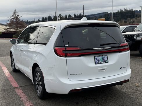 Used 2022 Chrysler Pacifica Touring-L image 6