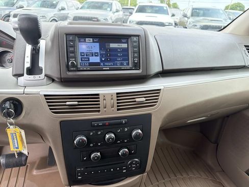 Used 2011 Volkswagen Routan SE FWD image 21