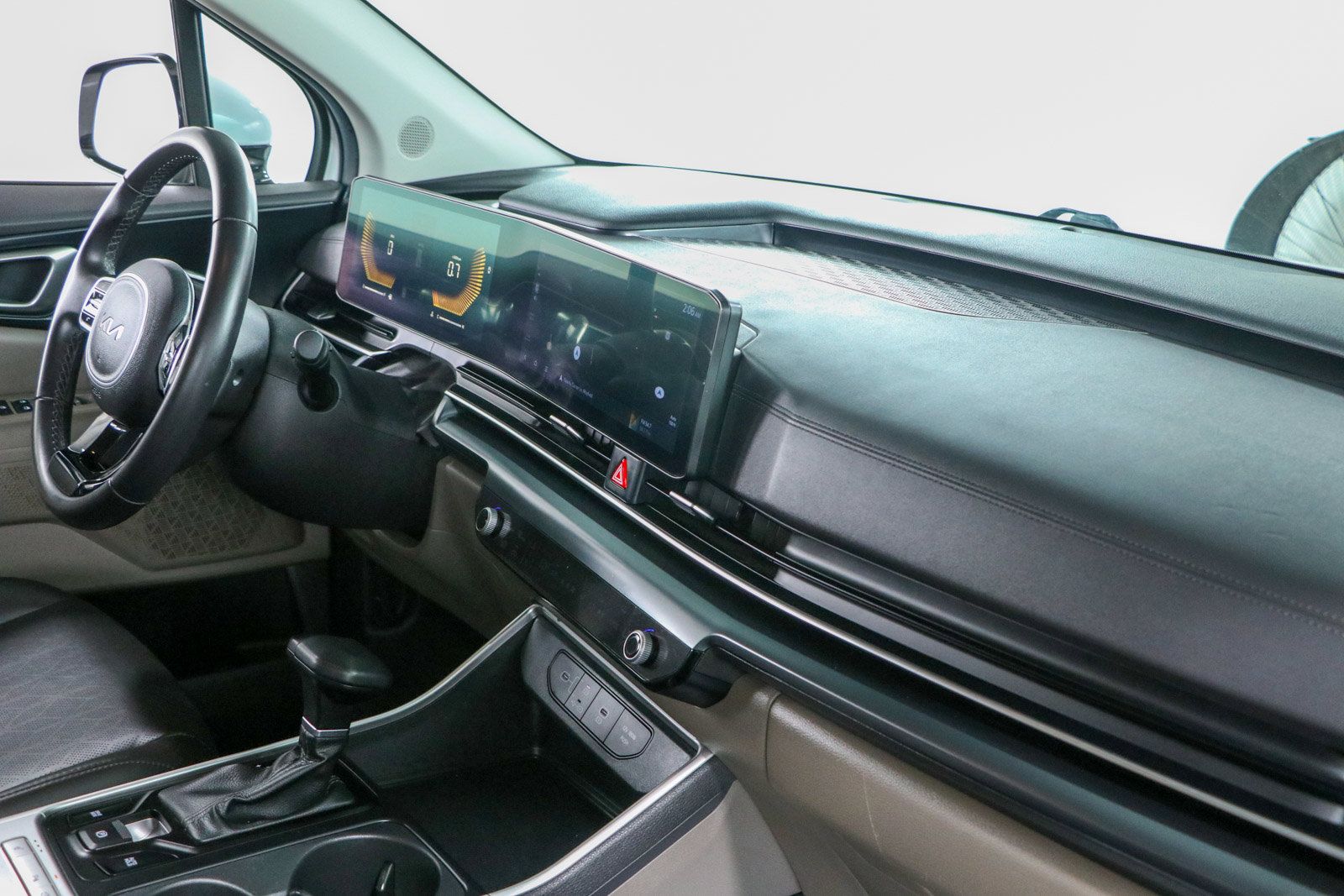 Used 2025 Kia Carnival FWD image 26