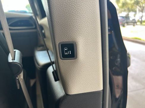 Used 2024 Chrysler Pacifica Touring-L FWD image 27