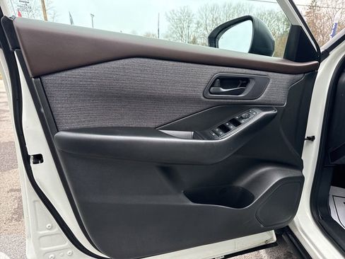 Used 2023 Nissan Rogue S image 18