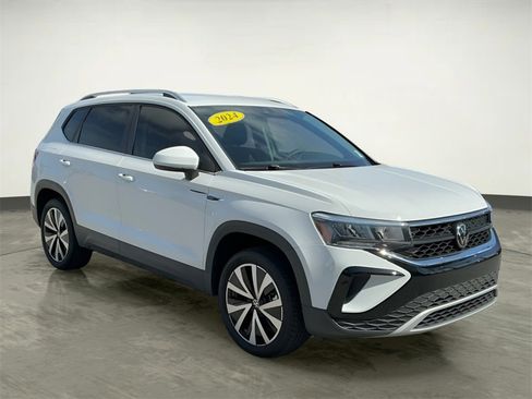Used 2024 Volkswagen Taos SE image 12