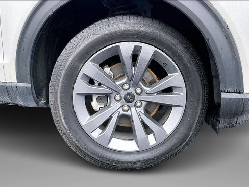 Used 2022 Ford Explorer XLT w/ Equipment Group 202A image 9