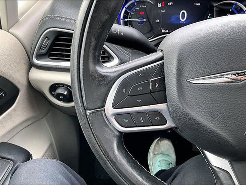 Used 2022 Chrysler Pacifica Touring-L w/ Uconnect Theater Family Group image 18
