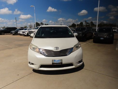 Used 2016 Toyota Sienna XLE image 5
