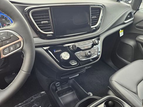 New 2026 Chrysler Pacifica Select image 24