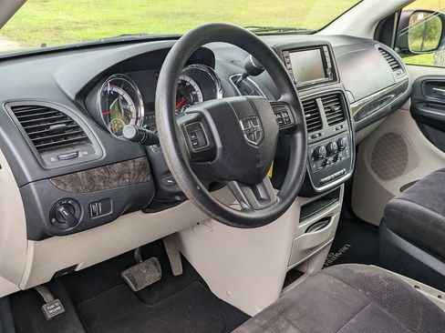 Used 2011 Dodge Grand Caravan Mainstreet w/ PWR Convenience Group image 12