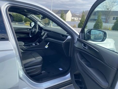 New 2025 Jeep Grand Cherokee Altitude image 26