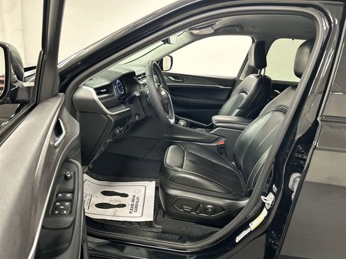 Used 2023 Jeep Grand Cherokee Limited w/ Luxury Tech Group II image 9