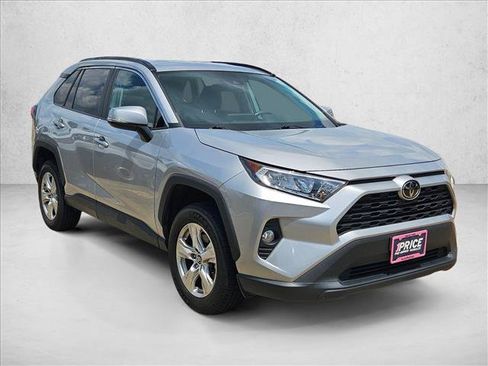Used 2021 Toyota RAV4 XLE AWD/4WD image 3