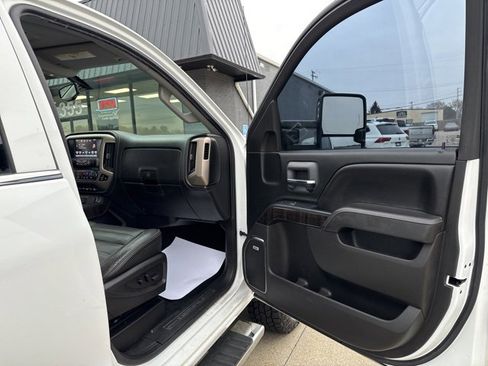 Used 2016 GMC Sierra 2500 Denali w/ Suspension Package, Off-Road image 38