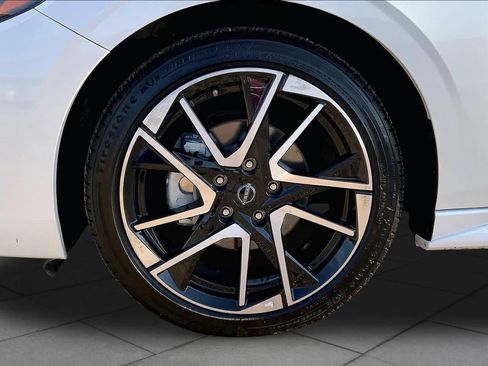 Used 2025 Nissan Sentra SR w/ SR Premium Package FWD image 11
