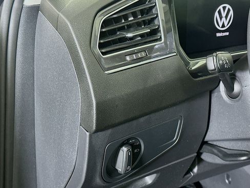 Used 2023 Volkswagen Tiguan SE FWD image 16