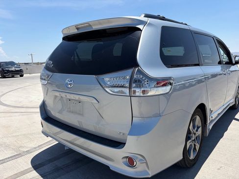 Used 2015 Toyota Sienna SE Premium FWD image 4