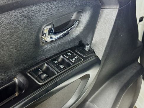 Used 2018 Nissan Titan SV w/ SV Convenience Package image 21