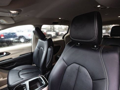 Used 2024 Chrysler Pacifica Touring-L FWD image 25