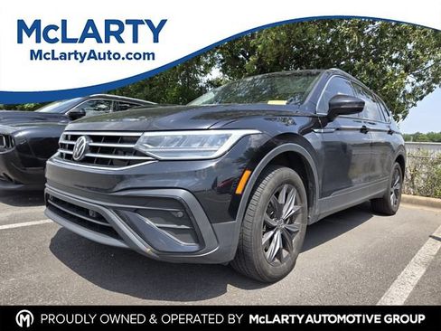 Used 2022 Volkswagen Tiguan SE FWD image 1