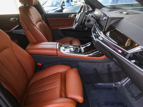 Used 2025 BMW X7 M60i image 13