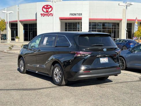 Used 2025 Toyota Sienna XLE image 5