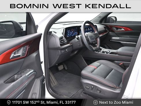 Used 2025 Chevrolet Traverse RS image 11