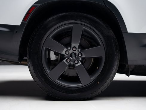 Used 2023 Land Rover Defender 130 SE image 39