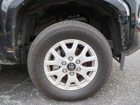 Certified 2025 Toyota Tacoma SR5 w/ SR5 Upgrade Package AWD/4WD image 14