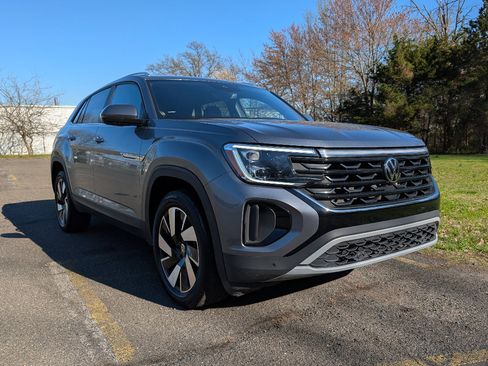 Used 2024 Volkswagen Atlas Cross Sport SE image 3