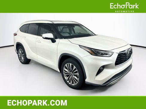 Used 2021 Toyota Highlander Platinum FWD image 1