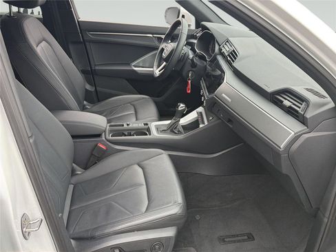Used 2025 Audi Q3 2.0T Premium image 30