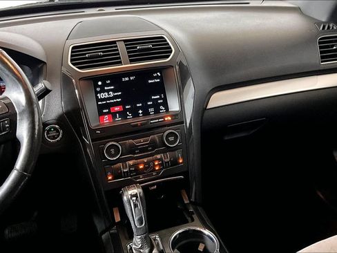 Used 2017 Ford Explorer XLT w/ Equipment Group 202A FWD image 5