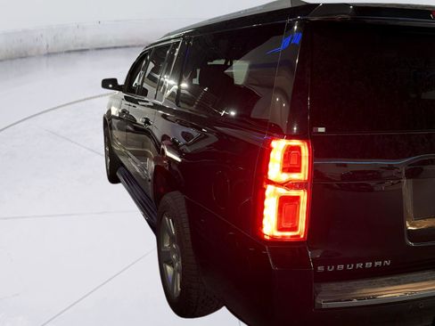 Used 2019 Chevrolet Suburban Premier AWD/4WD image 2