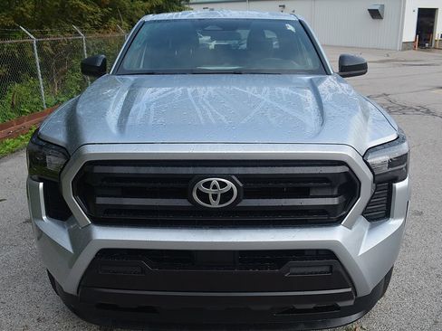 Used 2025 Toyota Tacoma SR AWD/4WD image 2