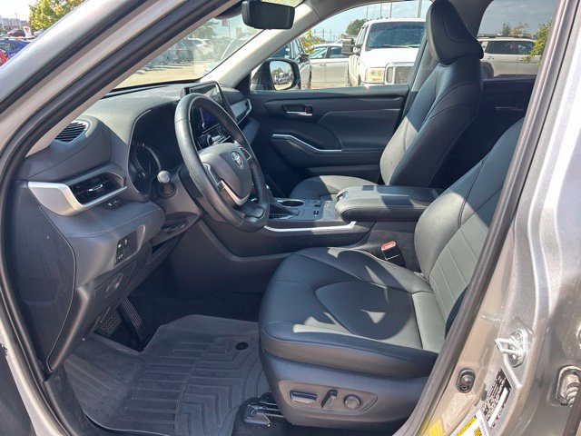 Used 2023 Toyota Highlander XLE FWD image 5