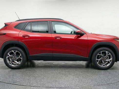 Used 2025 Chevrolet Trax LT image 11