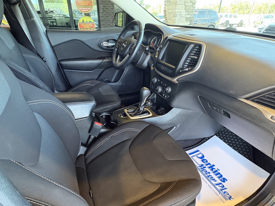 Used 2016 Jeep Cherokee Latitude w/ Cold Weather Group AWD/4WD image 24