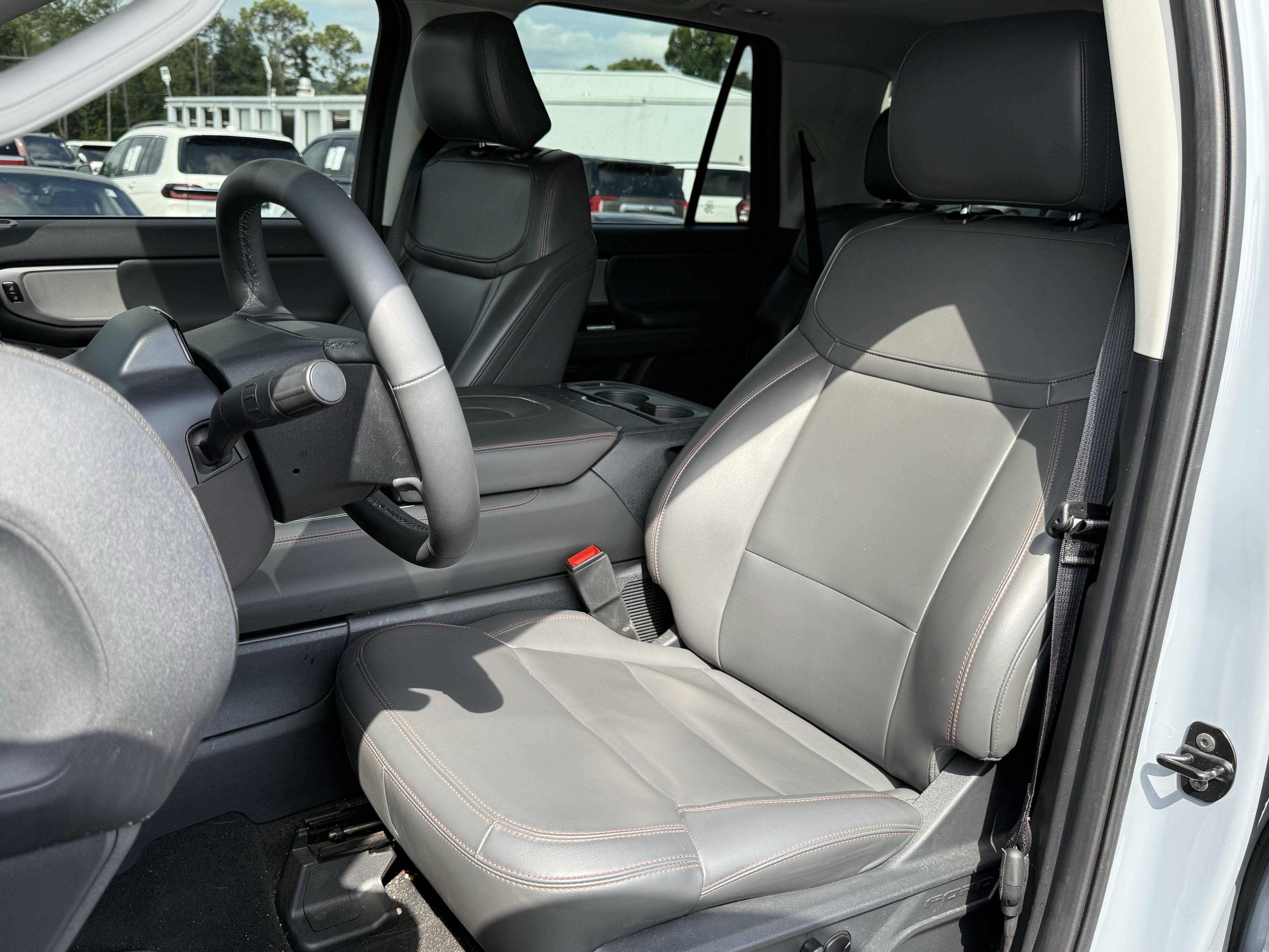 Used 2025 Ford Expedition Max Active AWD/4WD image 7