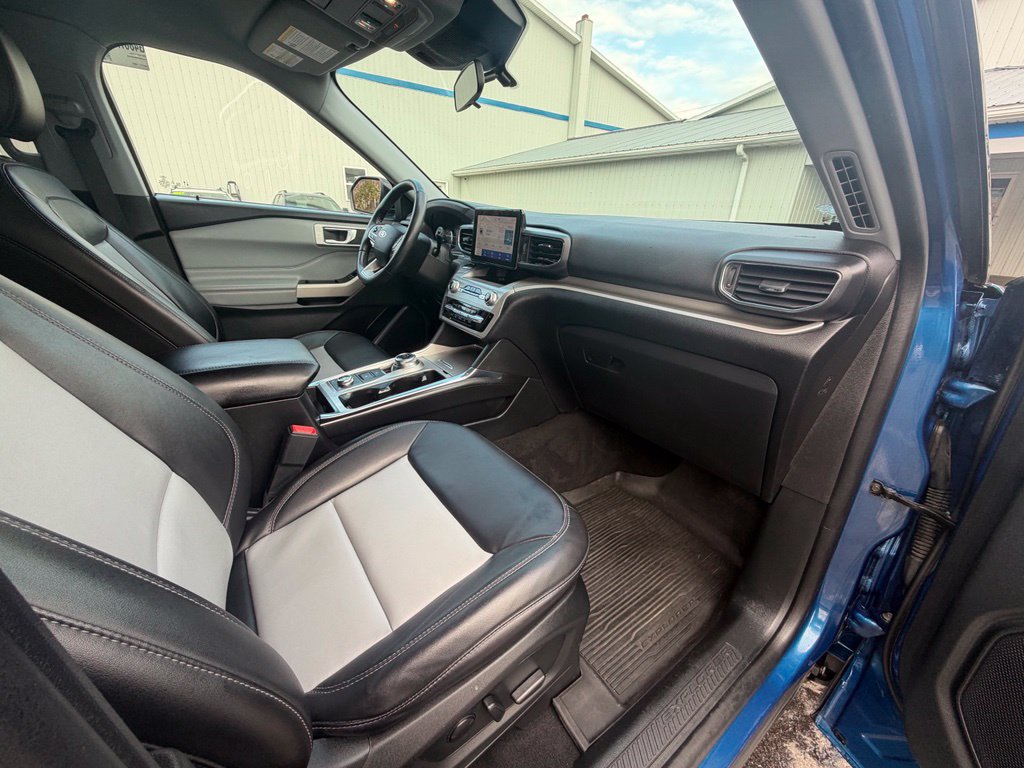 Used 2022 Ford Explorer XLT w/ Equipment Group 202A AWD/4WD image 26