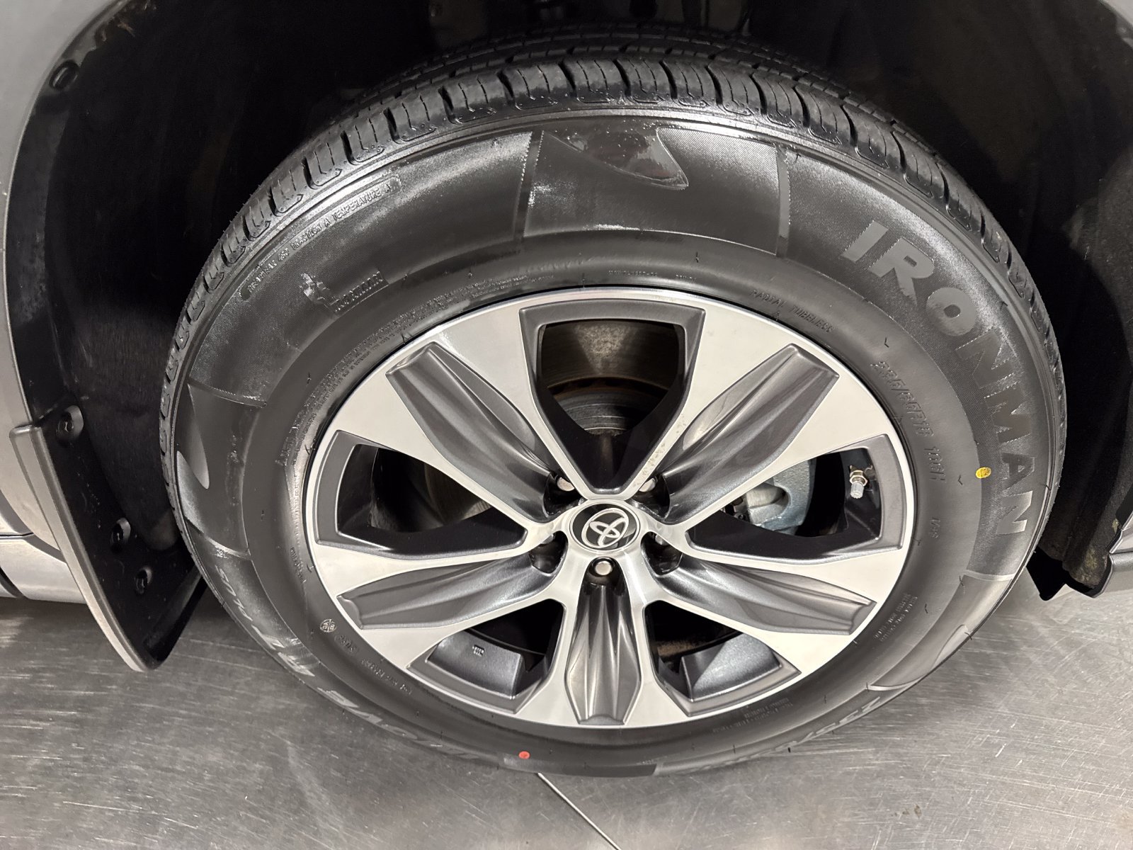 Used 2022 Toyota Highlander XLE AWD/4WD image 14