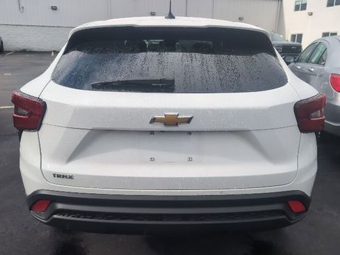 Used 2024 Chevrolet Trax LS w/ LS Convenience Package image 2