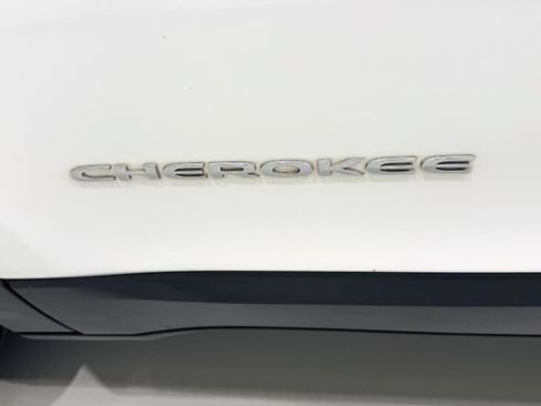 Used 2018 Jeep Cherokee Limited AWD/4WD image 13