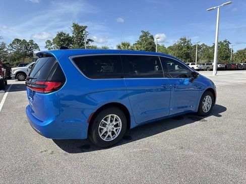 New 2027 Chrysler Pacifica Select FWD image 3
