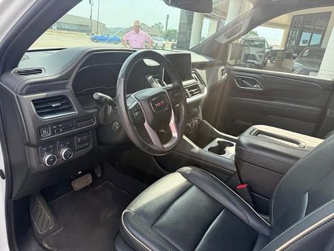 Used 2022 GMC Yukon XL SLT w/ SLT Luxury Package AWD/4WD image 3
