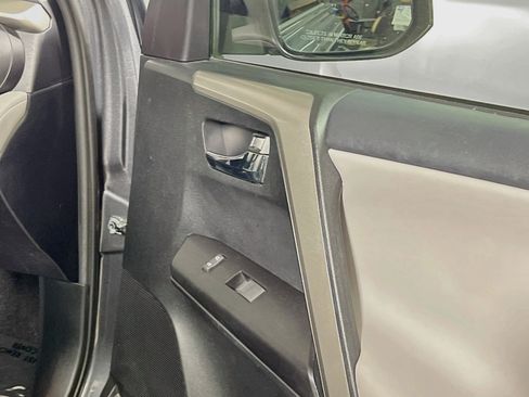 Used 2018 Toyota RAV4 XLE FWD image 32
