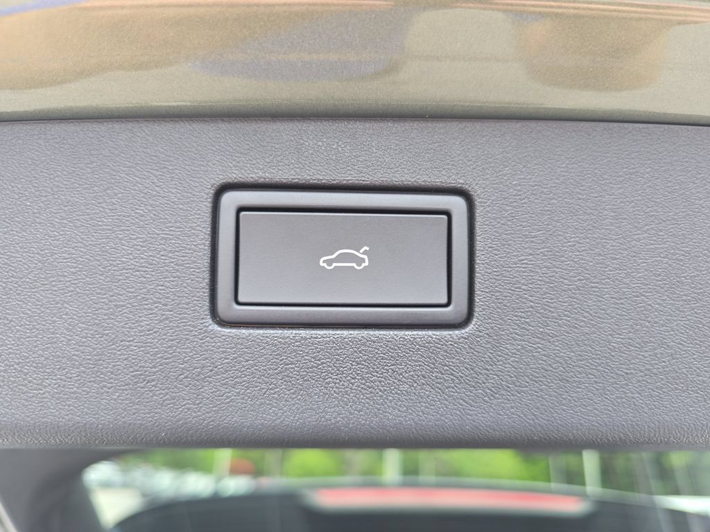 Used 2025 Volkswagen Tiguan SE R-Line AWD/4WD image 13