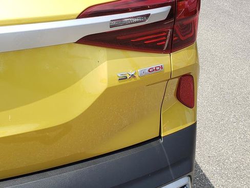 Certified 2021 Kia Seltos SX w/ SX Sunroof Package AWD/4WD image 12