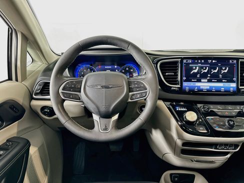 Used 2024 Chrysler Pacifica Touring-L FWD image 17