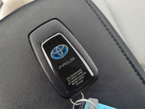 Used 2016 Toyota Prius Four Touring FWD image 23