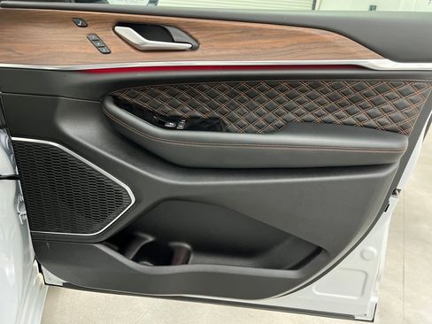 Used 2025 Jeep Grand Cherokee Summit image 25