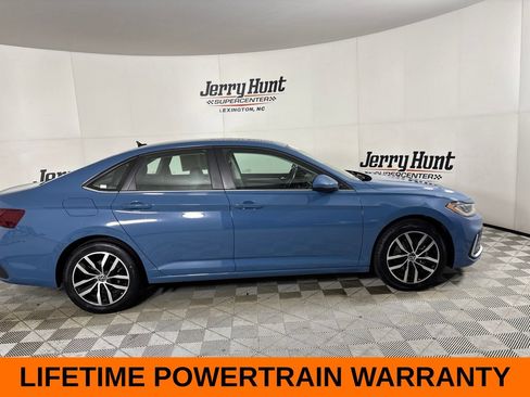 Used 2025 Volkswagen Jetta SE FWD image 5